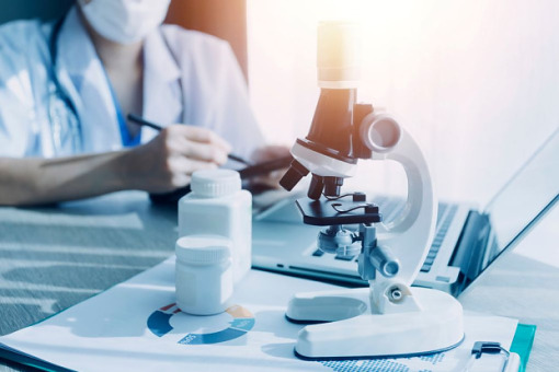 Dermatologiczne objawy uboczne podczas leczenia onkologicznego