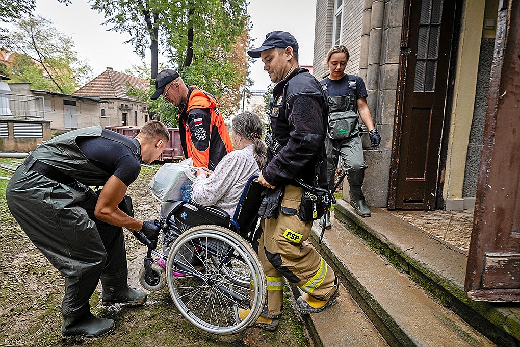 Ewakuacja pacjentów w Paczkowie